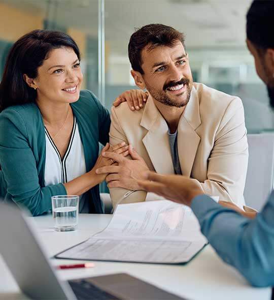 pareja reunida en oficina