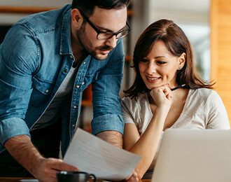 dos personas leyendo una hoja